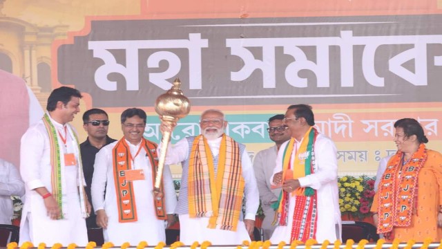 PM Modi was greeted by the Tripura CM and others at the Swami Vivekananda Maidan in Agartala on Apr 17